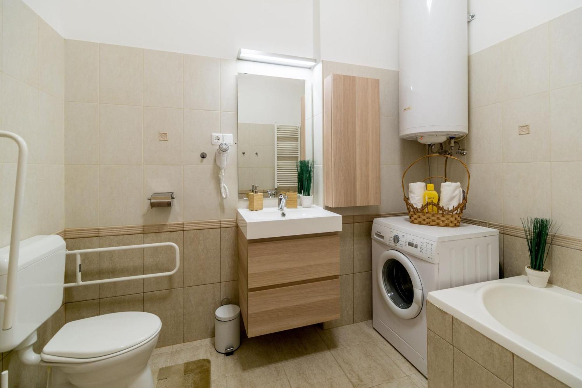 Exlcusive & City Central Located Suite By Prestige Homes Budapeste Exterior foto